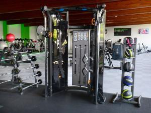 um ginásio com um monte de equipamentos em Afton em Ambleside