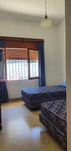 1 dormitorio con 2 camas y ventana en Casa Grande Salta pleno centro de la ciudad en Salta