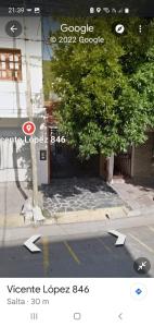 una foto de una calle con un árbol y un edificio en Casa Grande Salta pleno centro de la ciudad en Salta