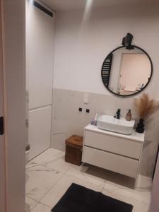 Ένα μπάνιο στο Apartament centrum