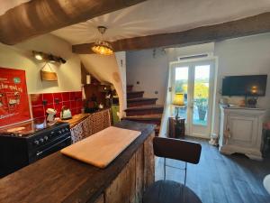 ครัวหรือมุมครัวของ Maison ancienne romantique avec terrasse panoramique