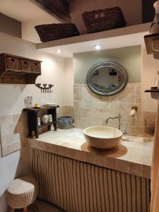 baño con un gran fregadero en una encimera en Maison ancienne romantique avec terrasse panoramique, en Vaison-la-Romaine