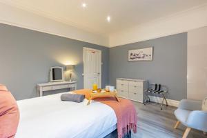 een slaapkamer met een bed met een tafel en een stoel bij City Centre 3 Bed - Perfect for Contractors and Families in Doncaster