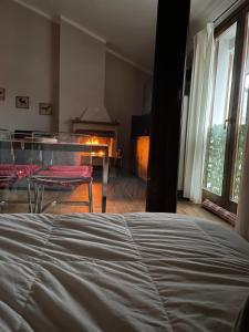 アベトーネにあるOpenSpace Vista Panoramicaのベッドルーム(ベッド1台、テーブル、ピアノ付)