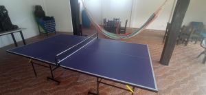 a ping pong table with a net in a room at Hospedaje Campestre El Deseo in El Caimo