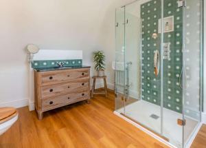 baño con ducha de cristal y tocador de madera en Vineyard View - Hartley Wine Estate, 