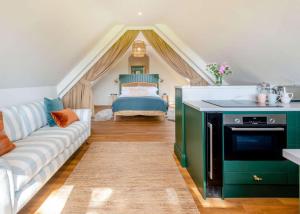 een woonkamer met een bank en een bed bij Vineyard View - Hartley Wine Estate 