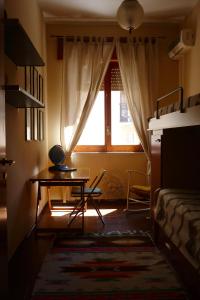 - un salon avec une table et une fenêtre dans l'établissement Casa Kina Marsala, à Marsala