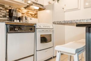 Kuchyňa alebo kuchynka v ubytovaní Slope-side Studio Bliss Ski-inSki-out, Renovated At Blue, Hot Tub, Fast Wi-Fi