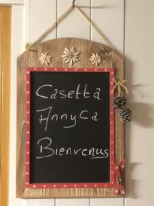 un cartel de pizarra que dice que establezca comportamientos favorecidos de viaje en Casetta AnnyCa en Bourg-Saint-Pierre