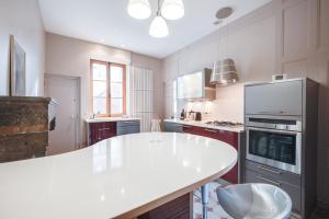 Kuchnia lub aneks kuchenny w obiekcie Grand appartement 8 personnes terrasse privative hyper centre calme