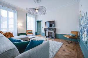 Telewizja i/lub zestaw kina domowego w obiekcie Grand appartement 8 personnes terrasse privative hyper centre calme