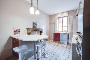 Kuchnia lub aneks kuchenny w obiekcie Grand appartement 8 personnes terrasse privative hyper centre calme