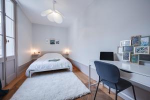 Łóżko lub łóżka w pokoju w obiekcie Grand appartement 8 personnes terrasse privative hyper centre calme