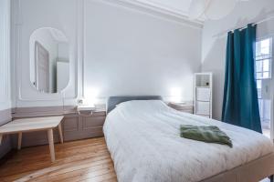 Łóżko lub łóżka w pokoju w obiekcie Grand appartement 8 personnes terrasse privative hyper centre calme