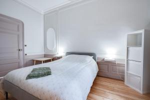 Łóżko lub łóżka w pokoju w obiekcie Grand appartement 8 personnes terrasse privative hyper centre calme