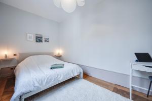 Łóżko lub łóżka w pokoju w obiekcie Grand appartement 8 personnes terrasse privative hyper centre calme
