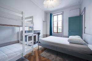 Łóżko lub łóżka w pokoju w obiekcie Grand appartement 8 personnes terrasse privative hyper centre calme