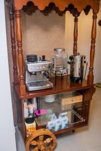 uma prateleira com uma máquina de café em cima em Hotel Boutique San Marcos Chiquinquirá em Chiquinquirá