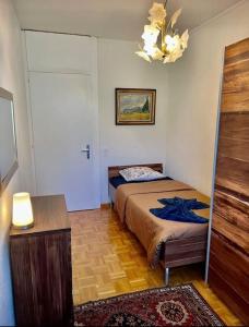 מיטה או מיטות בחדר ב-Appartement 7,0 pièces 3 chambres proximité aéroport