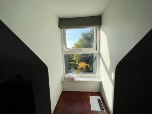 klatka schodowa z oknem w pokoju w obiekcie Melton Guest House w mieście York