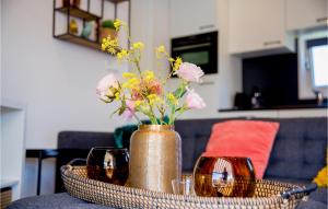 un jarrón con flores en una mesa en Gorgeous Home In Breukelen With Wifi en Breukelen
