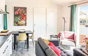 een keuken en een woonkamer met een bank en een tafel bij Gorgeous Home In Breukelen With Wifi in Breukelen