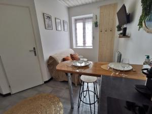 uma sala de estar com uma mesa e um sofá em Studio cosy proche du centre-ville em Paray-le-Monial