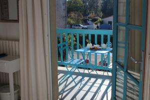 een blauwe tafel en stoel op een balkon bij Hotel Au Marais in Coulon