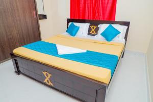 Postel nebo postele na pokoji v ubytování RAK Homestay - Luxury AC 2BHK Apartments for family stay - Walkable to PS4 restaurants -Equipped Kitchen - WIFI - Android TV - Near to Tirumala fly over starting point -Near to National Highway