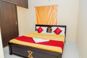 Postel nebo postele na pokoji v ubytování RAK Homestay - Luxury AC 2BHK Apartments for family stay - Walkable to PS4 restaurants -Equipped Kitchen - WIFI - Android TV - Near to Tirumala fly over starting point -Near to National Highway