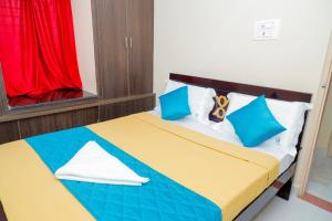 Postel nebo postele na pokoji v ubytování RAK Homestay - Luxury AC 2BHK Apartments for family stay - Walkable to PS4 restaurants -Equipped Kitchen - WIFI - Android TV - Near to Tirumala fly over starting point -Near to National Highway