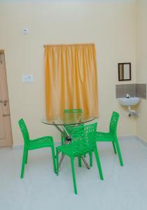 TV a/nebo společenská místnost v ubytování RAK Homestay - Luxury AC 2BHK Apartments for family stay - Walkable to PS4 restaurants -Equipped Kitchen - WIFI - Android TV - Near to Tirumala fly over starting point -Near to National Highway