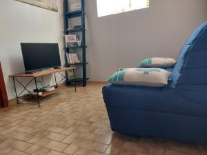 Televízia a/alebo spoločenská miestnosť v ubytovaní Gîte la Salicorne