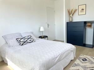 Plurien的住宿－Maison neuve 4 étoiles plain-pied proche de la mer，一间卧室配有一张大床和一个蓝色梳妆台