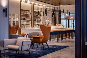 Ο χώρος του lounge ή του μπαρ στο Zurich Marriott Hotel