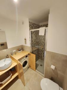 a bathroom with a sink and a washing machine at Sperlonga Shores in Sperlonga