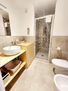 a bathroom with a toilet and a sink and a shower at Sperlonga Shores in Sperlonga