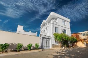 un edificio blanco al lado de una calle en White House en Tiflis