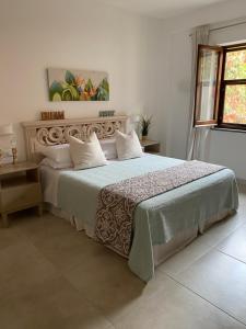 1 dormitorio con 1 cama grande en una habitación en Sperlonga Shores, en Sperlonga