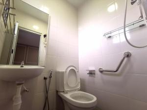 een badkamer met een toilet, een wastafel en een spiegel bij ₘₐcₒ ₕₒₘₑ【Private Room】@Sentosa 【Southkey】【Mid Valley】 in Johor Bahru