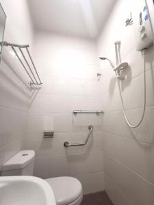 La salle de bains blanche est pourvue d'une douche et de toilettes. dans l'établissement ₘₐcₒ ₕₒₘₑ【Private Room】@Sentosa 【Southkey】【Mid Valley】, à Johor Bahru