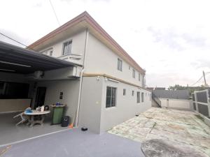 una casa blanca con un patio delante en ₘₐcₒ ₕₒₘₑ【Private Room】@Sentosa 【Southkey】【Mid Valley】 en Johor Bahru