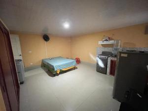 ein kleines Zimmer mit einem Bett in einer Küche in der Unterkunft Havana in Rivas