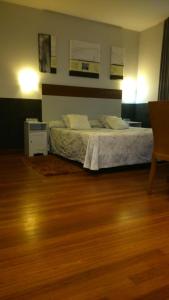 Łóżko lub łóżka w pokoju w obiekcie Hostal San Sebastian Centro