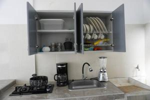 una cocina con fregadero y encimera en apartamento de 2 habitaciones central en Cali, en Cali