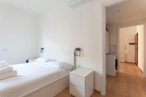 ミラノにあるYouHosty - Del Castagno 2の白いベッドルーム(白いベッド1台、鏡付)