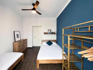 A bed or beds in a room at Casa Odisea Cádiz