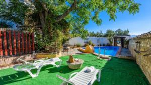 The swimming pool at or close to Casa Molino Algarinejo by Ruralidays