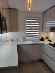 Kitchen o kitchenette sa App 5 pers, parking, 3mn RER A, 40 mn du centre de Paris, Cergy le Haut